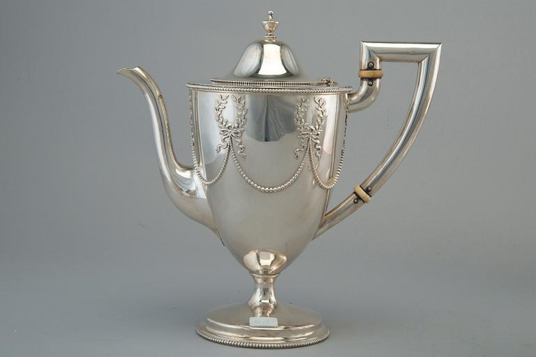A TEE AND COFFEE SERVICE, 5 pcs. Sterling silver. J. E. Caldwell Philadephia Pennsylvania USA late 1800 s. Vikt 3012 g.