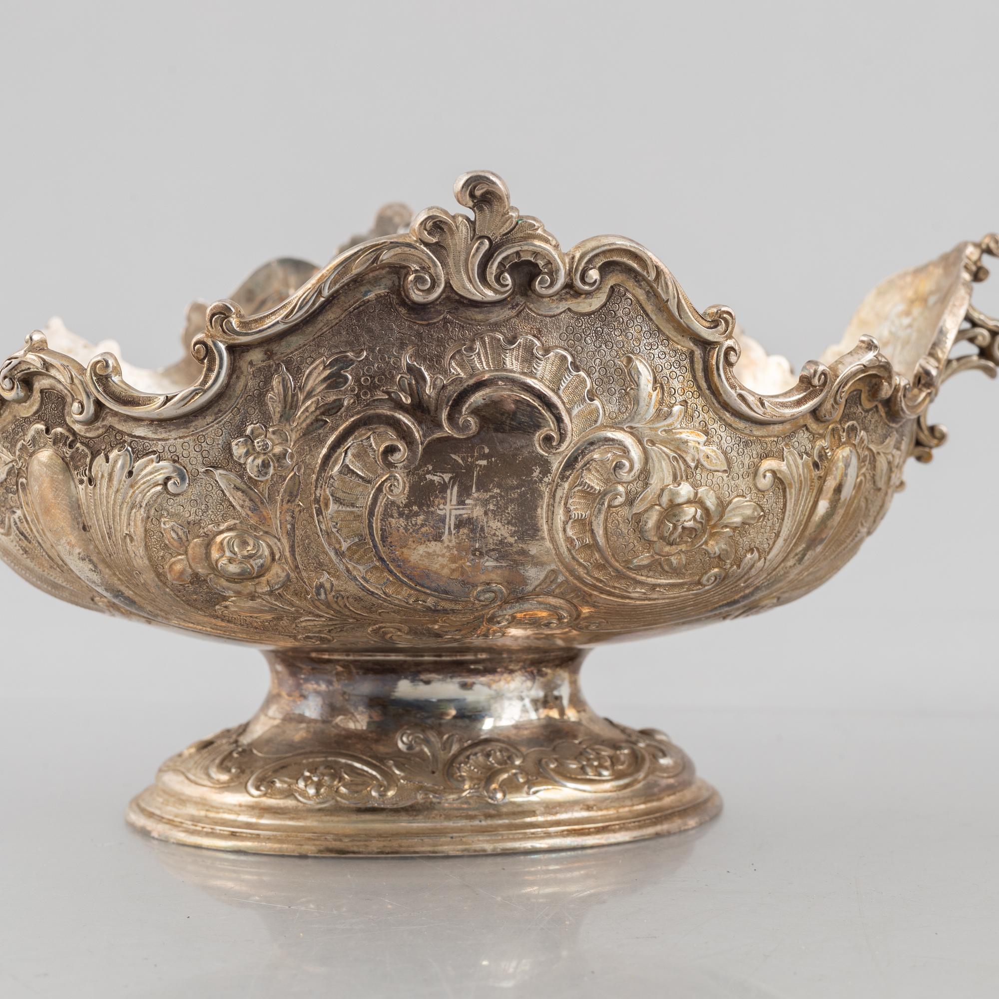 Walter & John Barnard, and Goldmisths & Silversmiths Co, a pair of silver bowls, London, England, 1894.