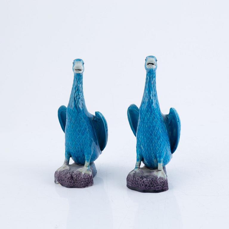 Four turquoise Chinese porcelain duck figurines, late Qing dynasty / around 1900.