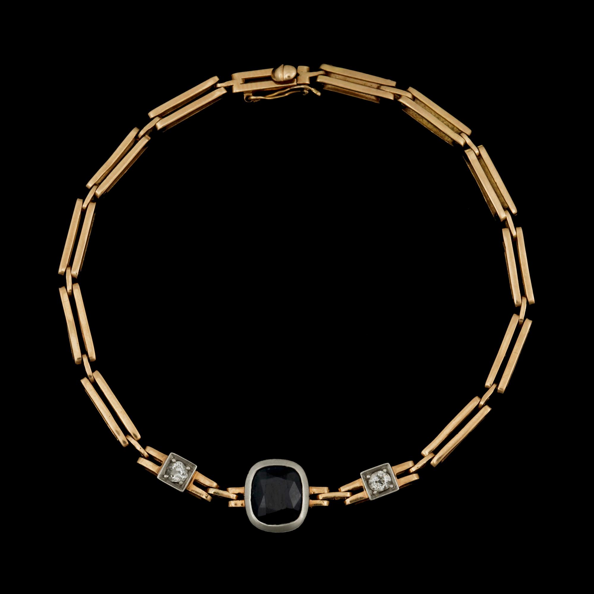 ARMBAND, 18k guld, safir och 2 briljantslipade diamanter. Gustaf Dahlgren & Co, Malmö 1913. Vikt ca 7 gram.