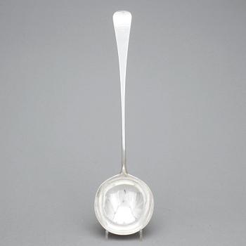 SOPPSLEV, silver, London 1763. Vikt ca 216 gram.