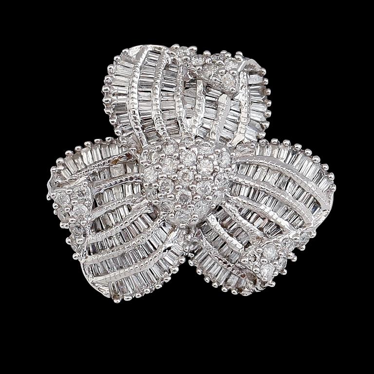 RING, 18 k vitguld, diamanter tot ca 0.70 ct.