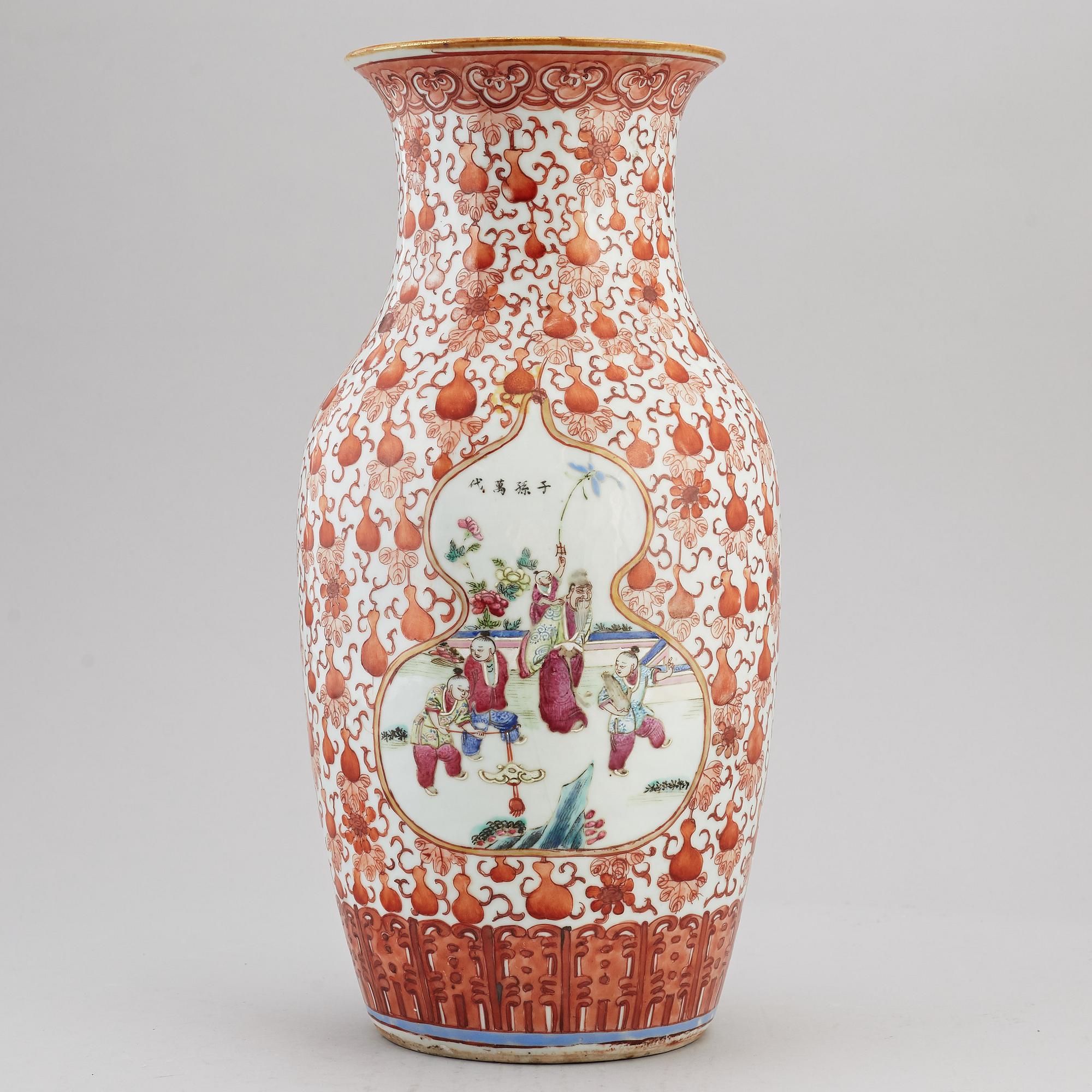 A large famille rose vase, Qing dynasty, late 19th century.