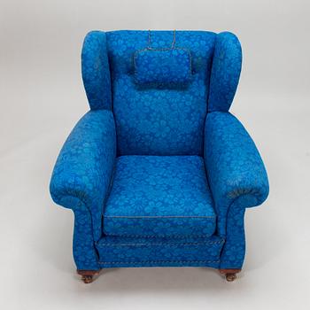 A mid-20th century armchair.