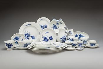 SERVIS, porslin, 126+11+1 delar "Blå blomst", Royal Copenhagen.