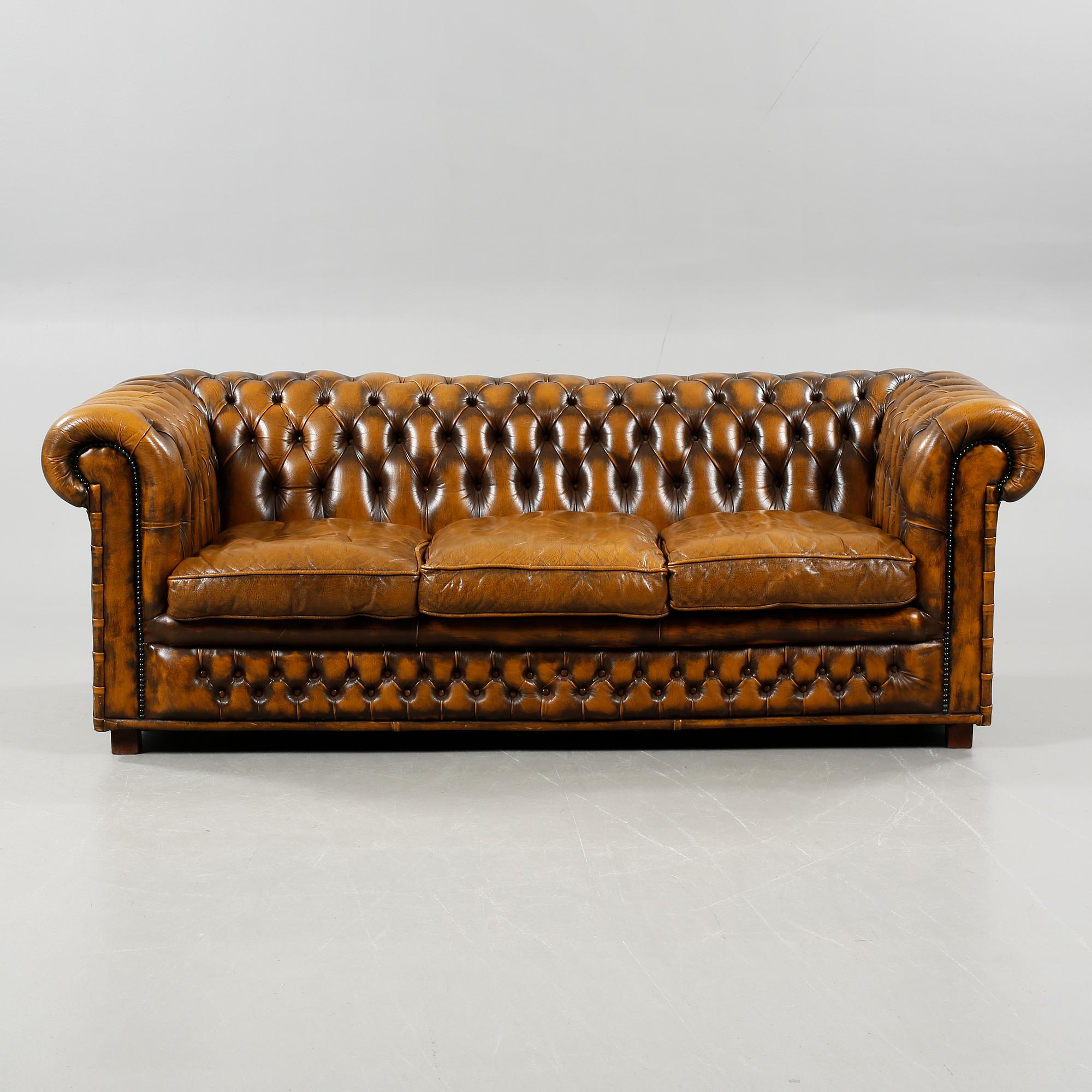 BÄDDSOFFA, Chesterfield-modell, 1900-talets andra hälft.