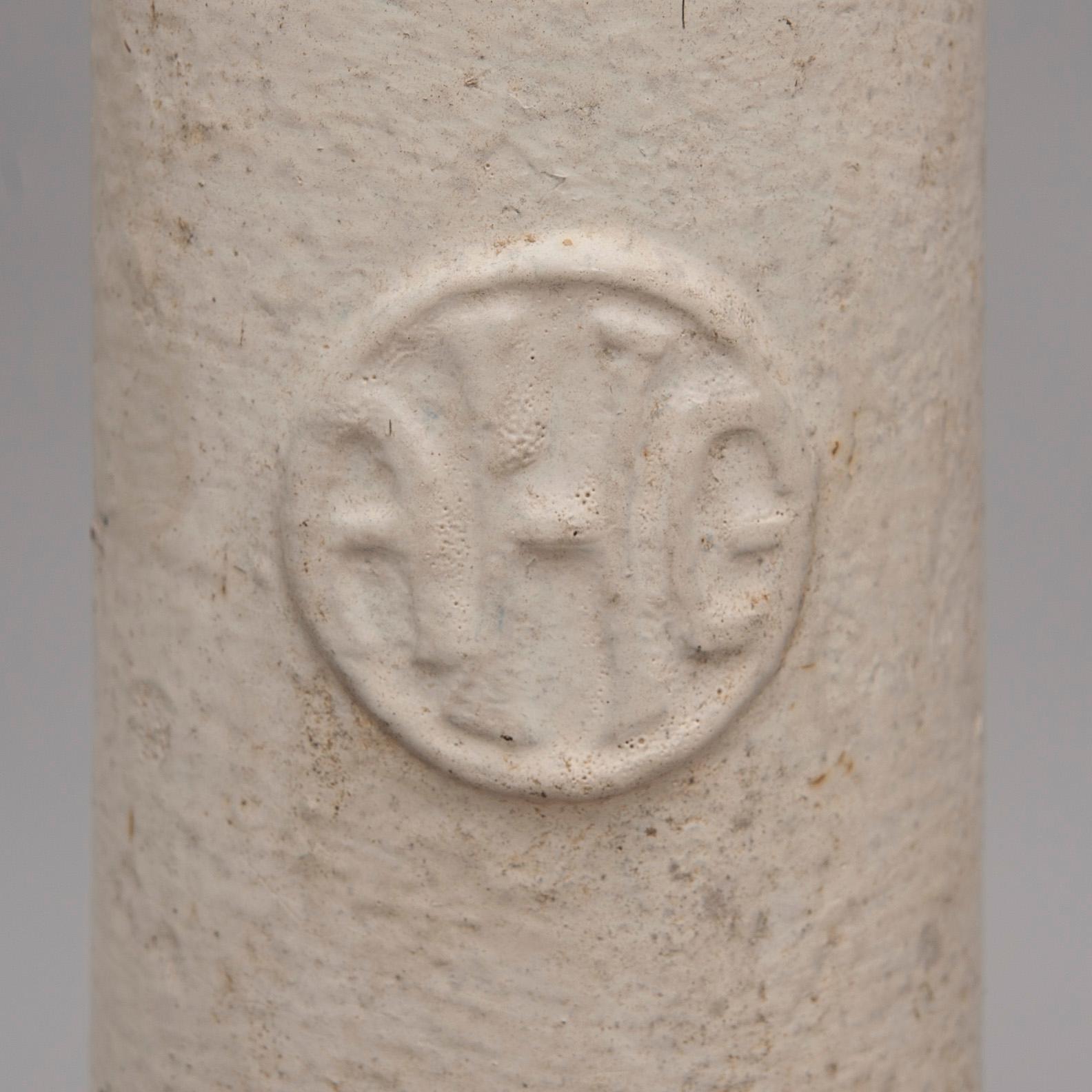 VATTENPUMP samt TRÄDGÅRDSURNOR, ett par, gjutjärn, 1900-talets första hälft.