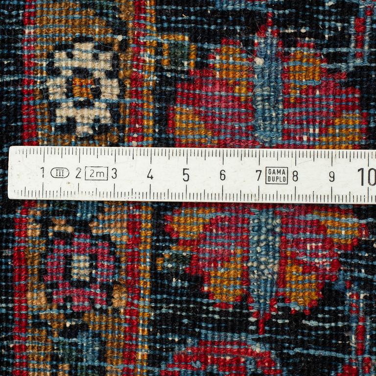 A semi-antique Yazd carpet, ca 444 x 307 cm.