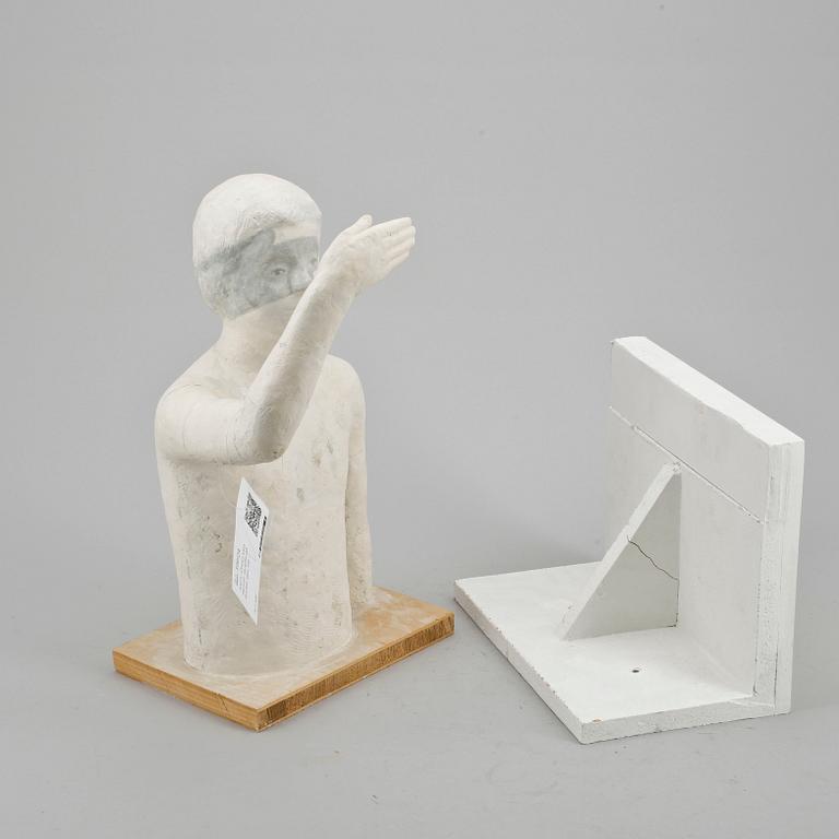 LINNÉA JÖRPELAND, skulptur på träsockel, gips, ej signerad.