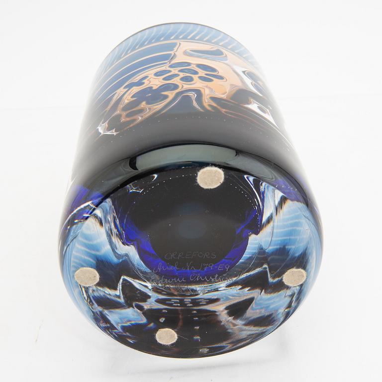 An Edvin Öhrström signed Gonodljären glass vase from Orrefors 1979.
