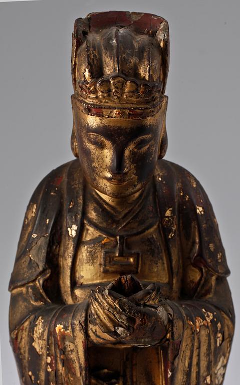 FIGUR, förgyllt och bemålat trä. Qing dynastin, 1600/1700-tal.