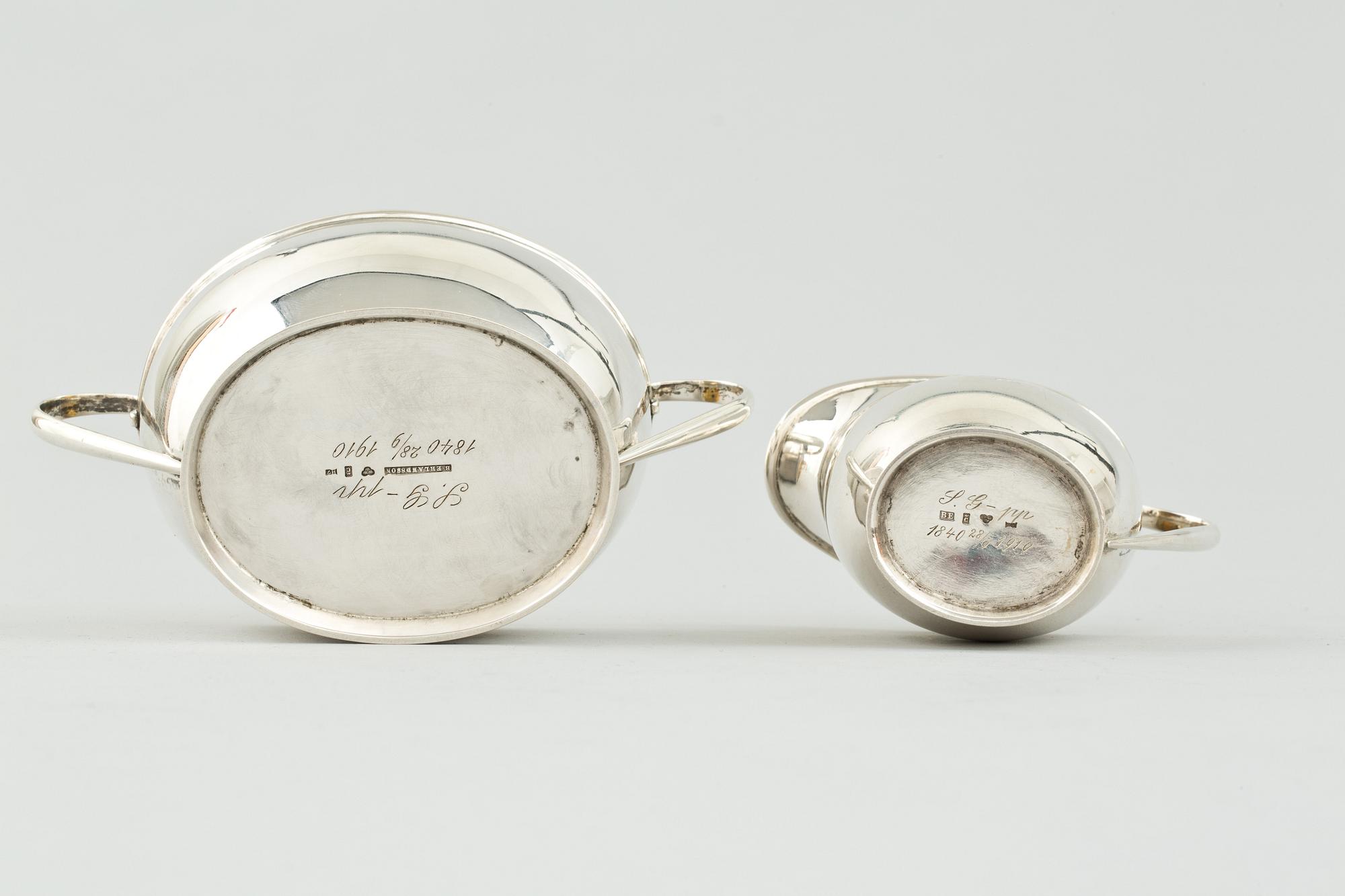 SKED, SOCKERSKÅL samt GRÄDDSNIPA, silver, Bernt Erlandsson, Kristianstad 1908 och 1910. Total vikt ca 325 gram.