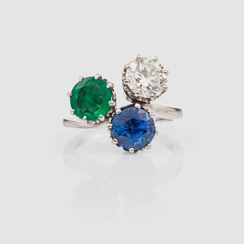 1093. A sapphire circa 2.12 ct, emerald circa 0.72 ct and brilliant-cut diamond circa 1.25 ct ring.