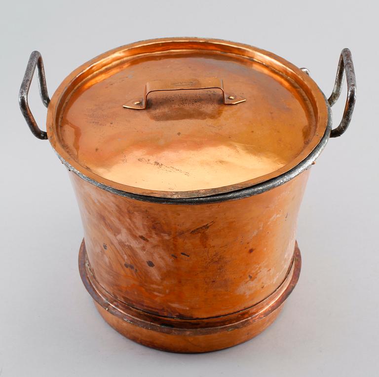 KITTEL MED LOCK samt SKOPA, KAFFEKANNA, koppar, omkring år 1900.