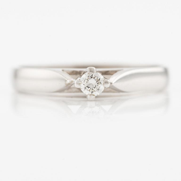 Ring in 18K white gold with a small brilliant-cut diamond.