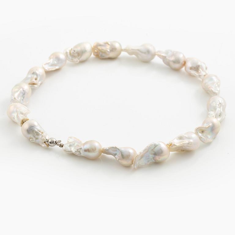 Necklace with cultured baroque-shaped freshwater pearls, clasp 18K white gold.