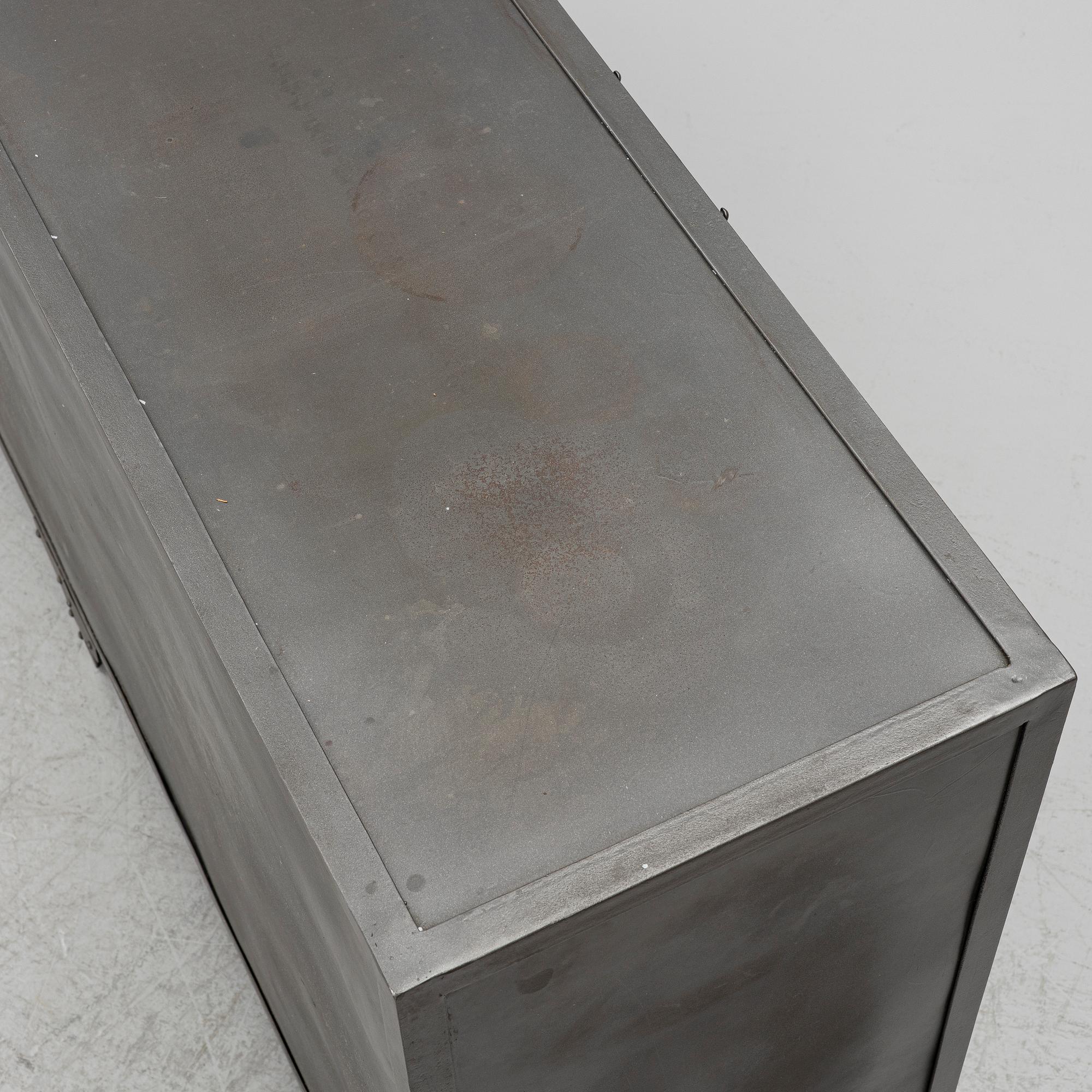 Sideboard, Manzana.