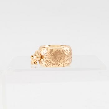 An 18K gold "Nubien Heritage grafitti ring" by Håkan Orrling Art Metall Helsingborg.