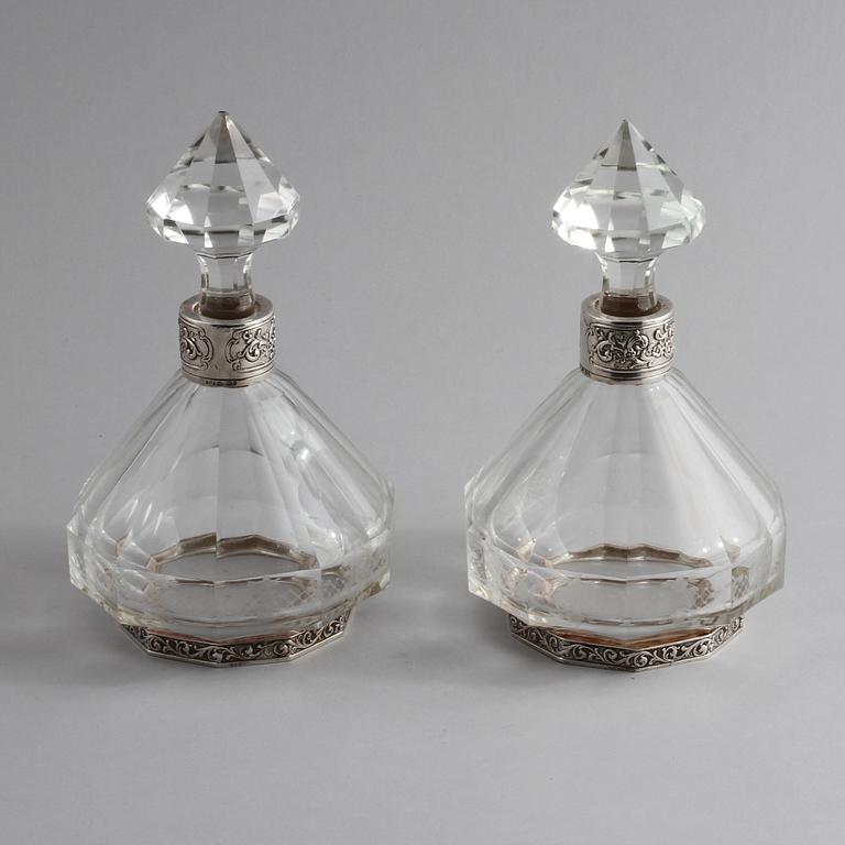 KARAFFER, ett par, glas och silver, Tyskland, svenska importstämplar, 1900-tal.
