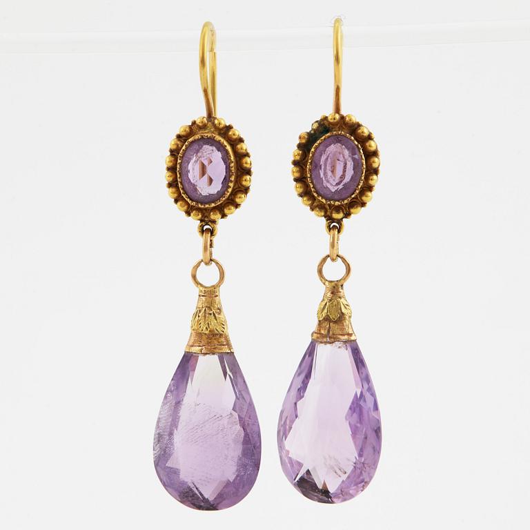 Briolette cut and oval faceted amethyst earrings.