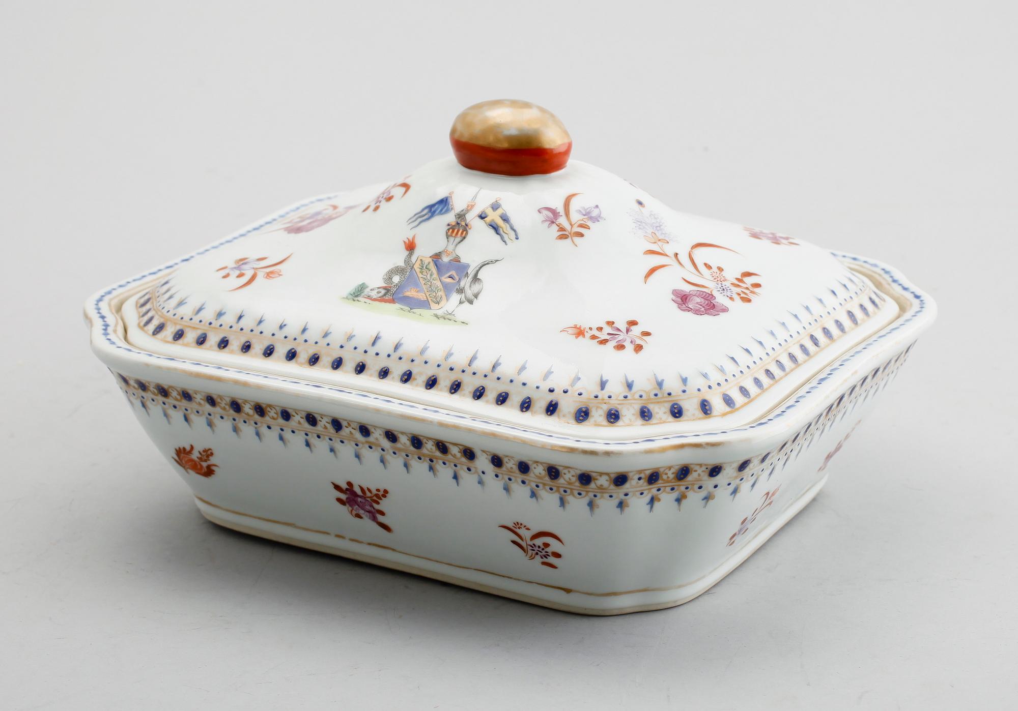 TERRIN MED LOCK, porslin, sannolikt Samson, 1900-tal.