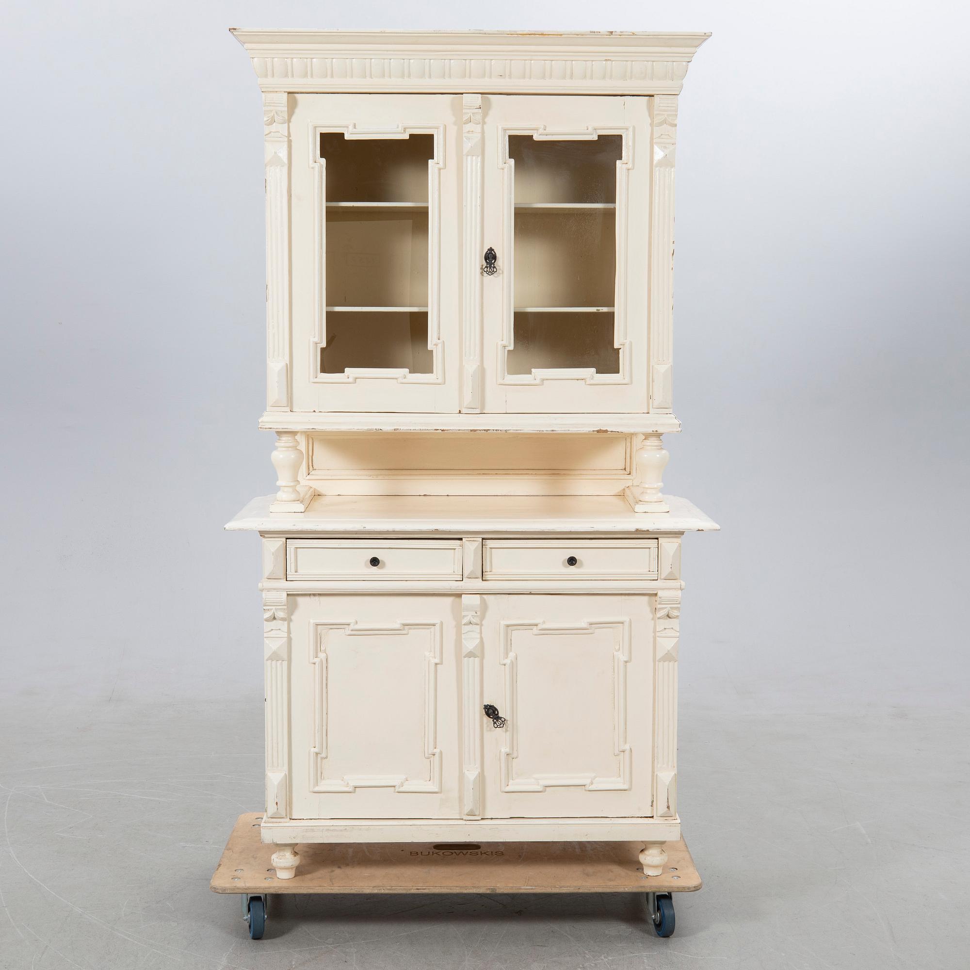 Vitrinskåp, 1900-talets första hälft.