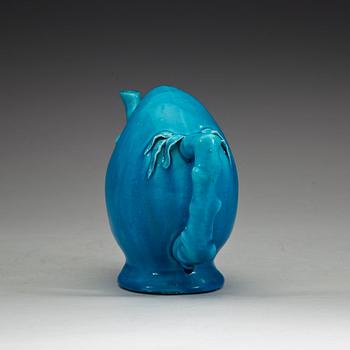 A turkoise glazed cadogan tea pot, Qing dynasty (1644-1912).