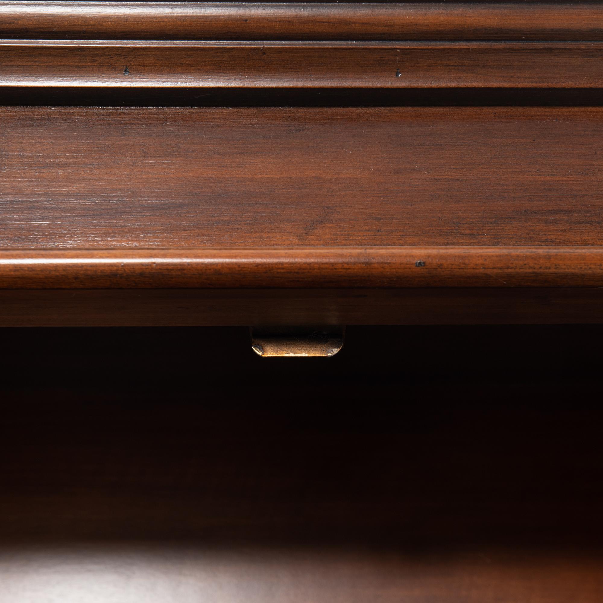 Vitrinskåp, 1900-tal.