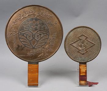 HANDSPEGLAR, 2 st, brons, Japan, sent 1800-tal.