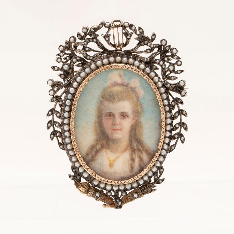 Brosch/hänge silver samt förgyllt silver med seedpärlor och minatyrmålning, omkring år 1900.