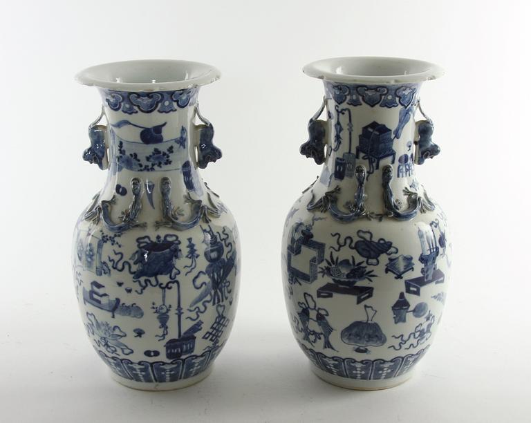 URNOR, ett par, porslin, Kina, 1800/1900-tal.