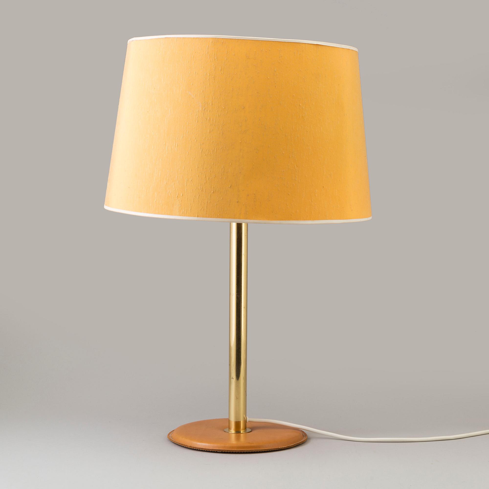 ATELJE LYKTAN, bordslampa, i mässing med läderklädd fot 1980-tal.
