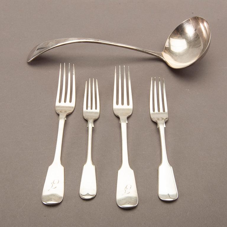 An English 20th century 21 pcs of silver cutlery, different makers, total weight ca 1120 gram.