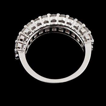 RING, 18k vitguld med briljant och baguettslipade diamanter, 2.06 ct. Vikt 9,2 g.