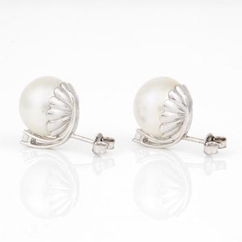 ÖRHÄNGEN, ett par, med odlade 'South Sea' pärlor och briljantslipade diamanter.