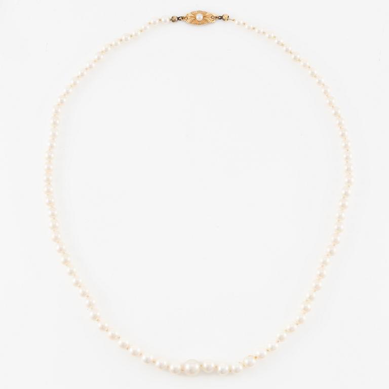 Necklace with graduated cultured pearls, clasp 18K gold.
