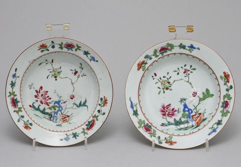 BÄRTALLRIKAR, 2 st samt TALLRIKAR, 2 st, porslin, Kina, 1700-tal.