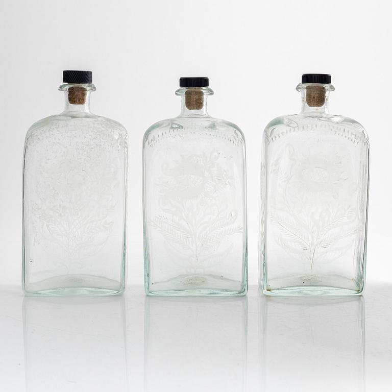 Brännvinsflaskor, 3 st, i schatull, Cederbergs Glasbruk, 1800-talets första hälft.
