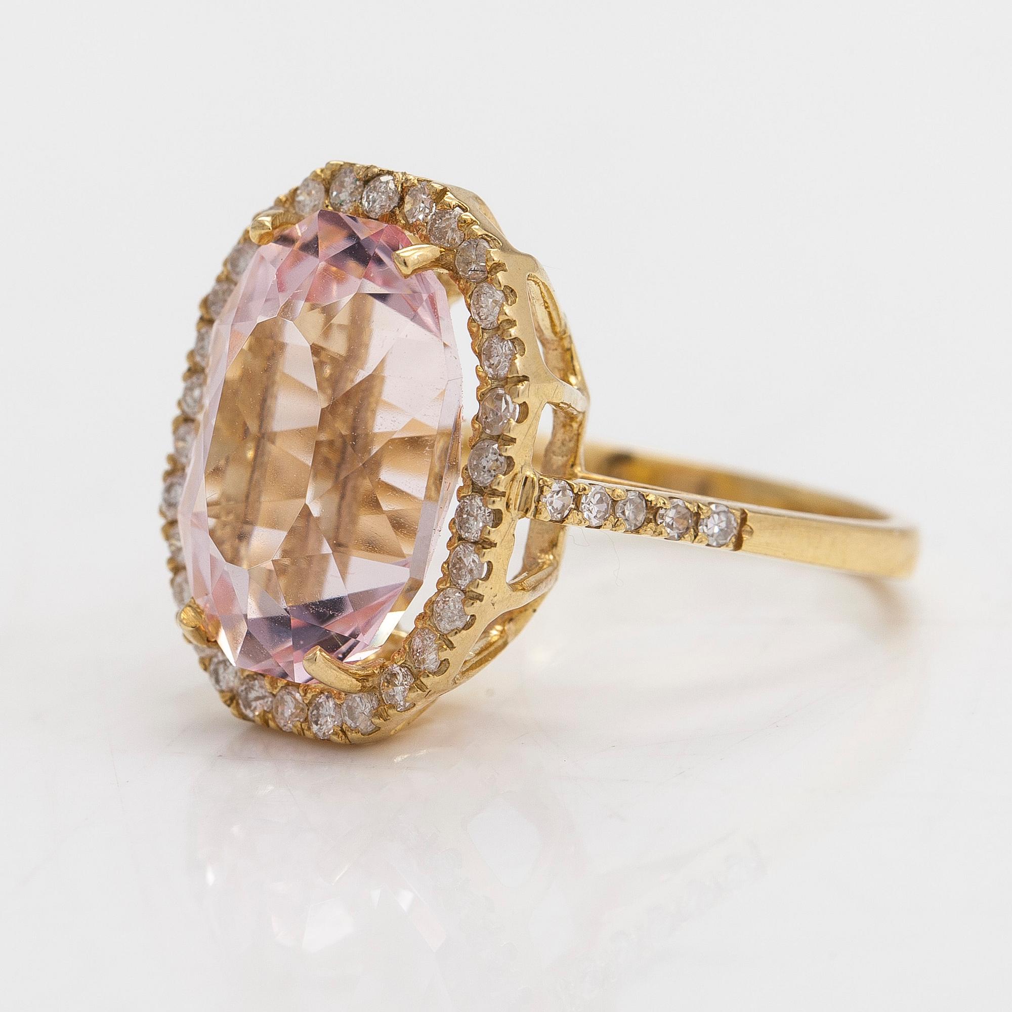 A 14K gold ring with an oval morganite and diamonds approx. 0.40 ct in total.