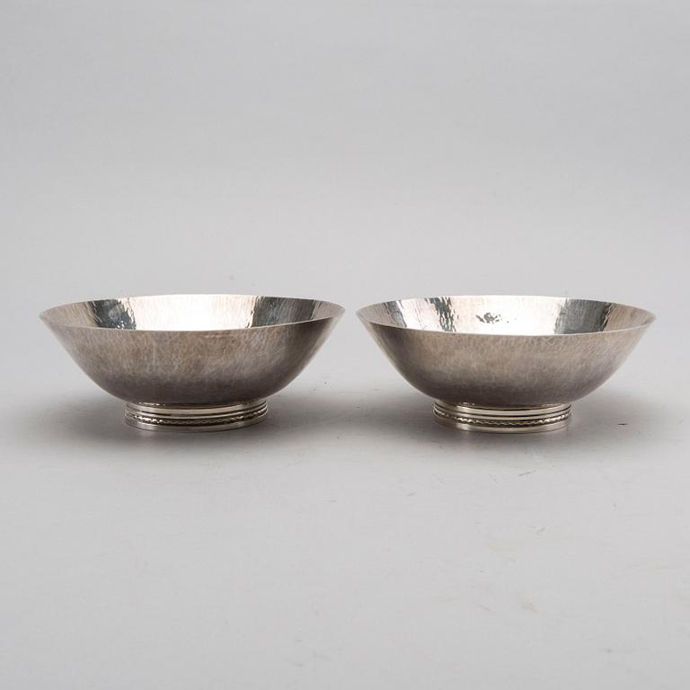 A pair of Eric Löfman silver boals, Uppsala 1982. Total weight app 560 grams.