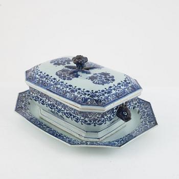 A Chinese export porcelain blue and white tureen with cover and stand, Qing dynasty, Qianlong (1736-95).