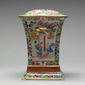 TULPANVAS, porslin. Kanton, Qingdynastin, 1800-tal.