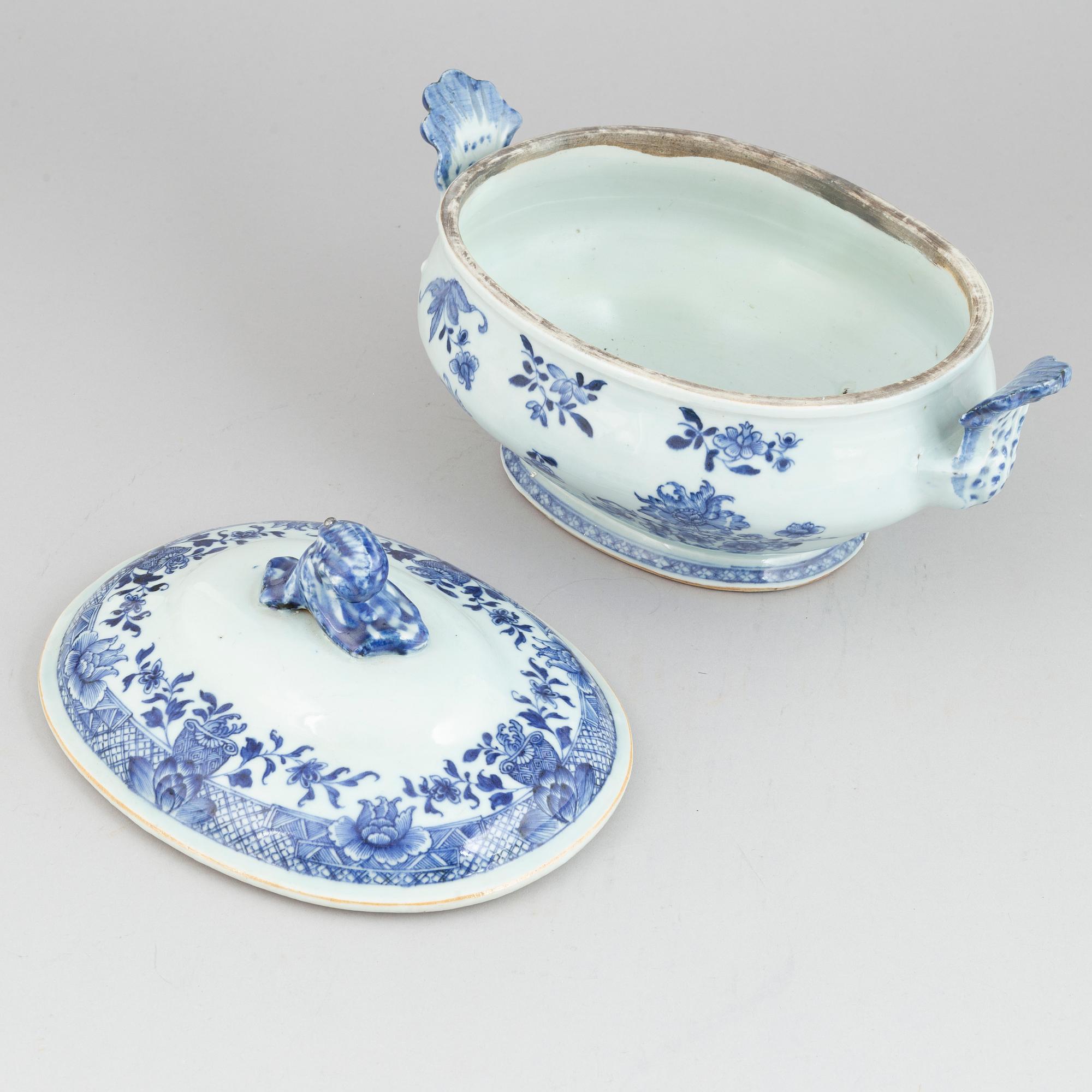 Terrin med lock, kompaniporslin, Kina, Qingdynastin, Jiaqing (1796-1820).