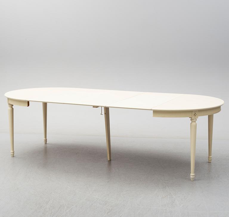 MATSALSGRUPP, gustaviansk stil, bord med 3 iläggskivor samt 10 stolar, 1900-talets andra hälft.