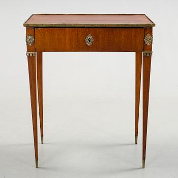 DAMARBETSBORD, gustaviansk, omkring 1800.