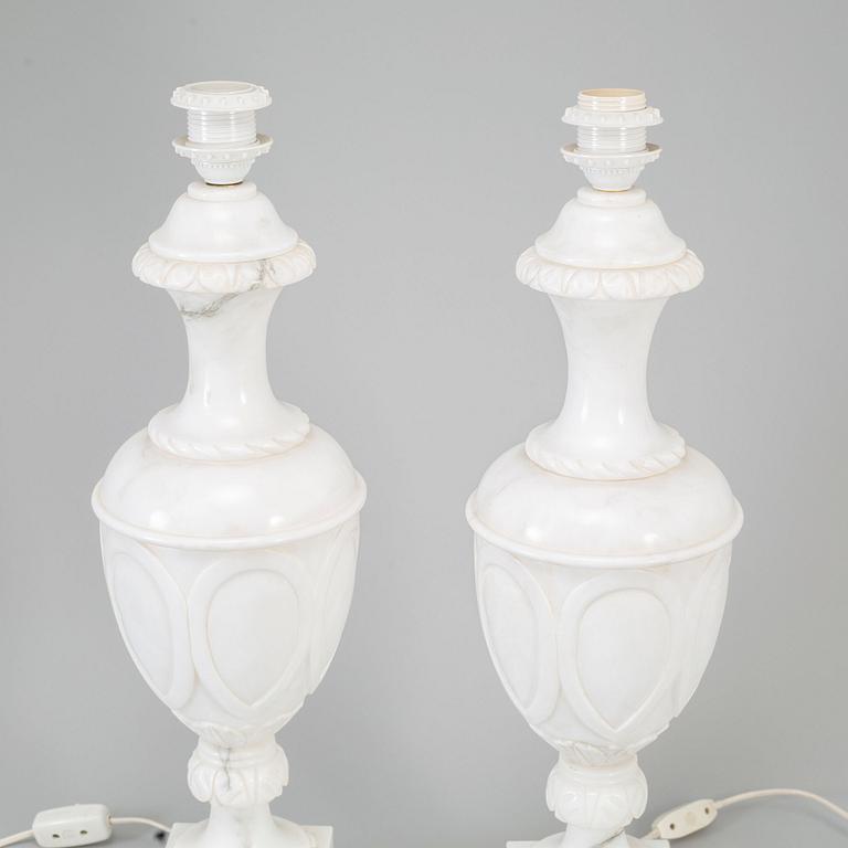 BORDSLAMPOR, ett par, alabaster, Italien, 1900-talets andra hälft.