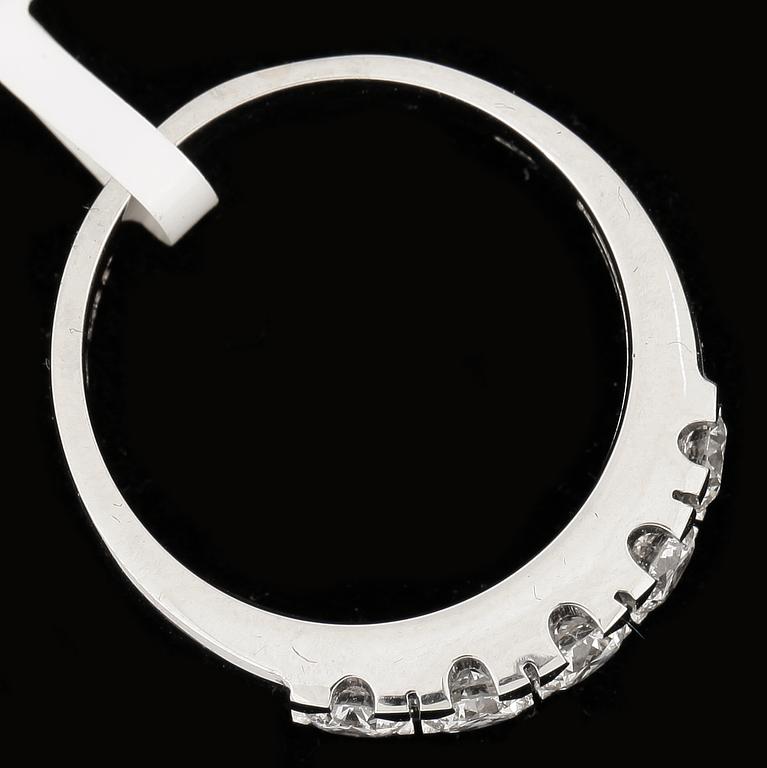 RING, 18k vitguld, 5 briljantslipade diamanter tot ca 0,81ct. Vikt ca 5,18 gram.