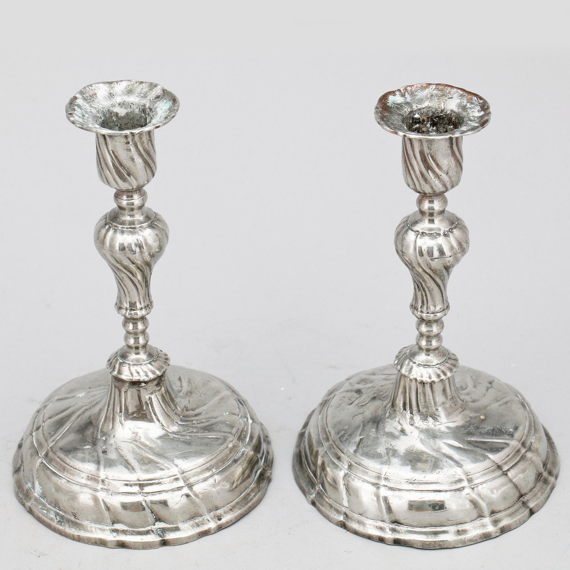 LJUSSTAKAR, ett par, försilvrad koppar, rokokostil, Tyskland, 1800-talets början.