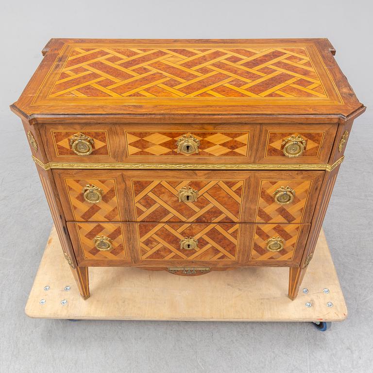 An early 20th century gustavian style chest of drawers.