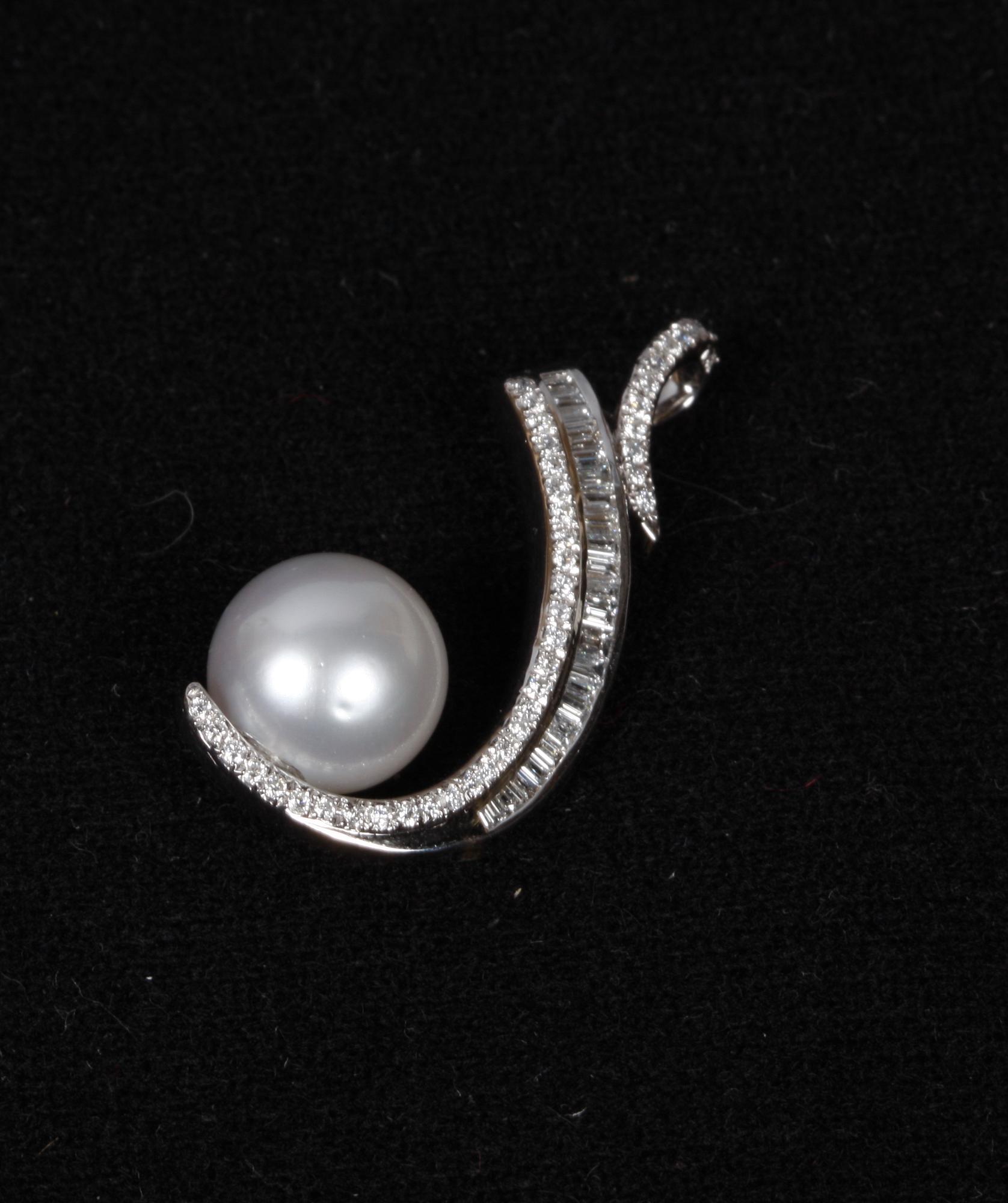 HÄNGE, 18k vitguld, briljanter, pärla. 0.28 ct. Vikt tot ca 5 g.